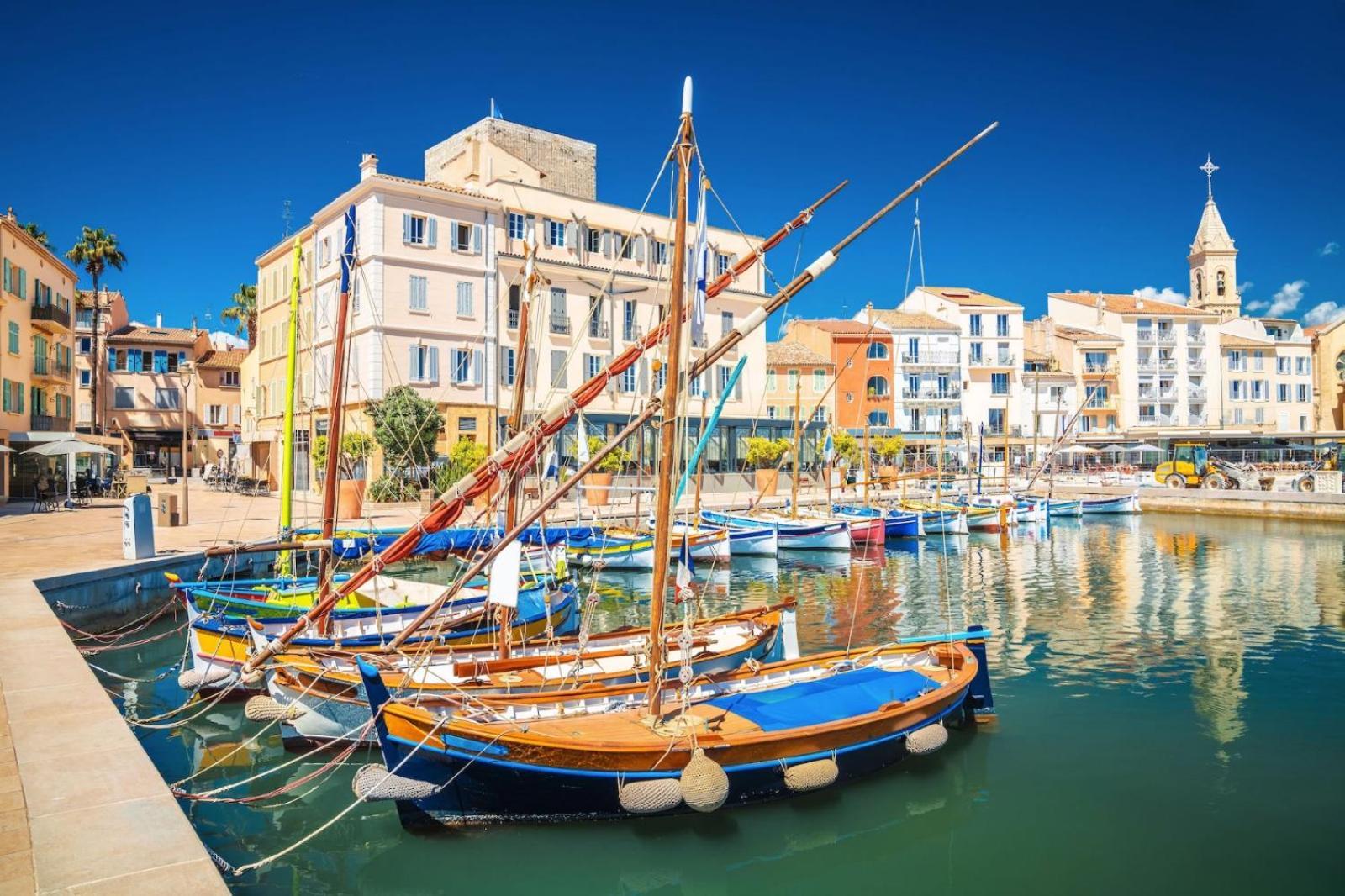 Grand T3 Lumineux Spacieux Propre, Confort, Parking, Ascenseur, Emplacement Unique, Port-commerces-mer Et Plages A Pied, Location Du Samedi Au Samedi Apartamento